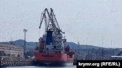 Танкер в керченском морском рыбном порту, иллюстративное фото 