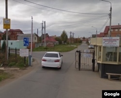 Въезд в посёлок. Снимок Google