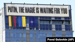 Баннер с надписью «Путин, Гаага ждет тебя» на здании в центре столицы Литвы во время саммита НАТО. Вильнюс, 11 июля 2023 года