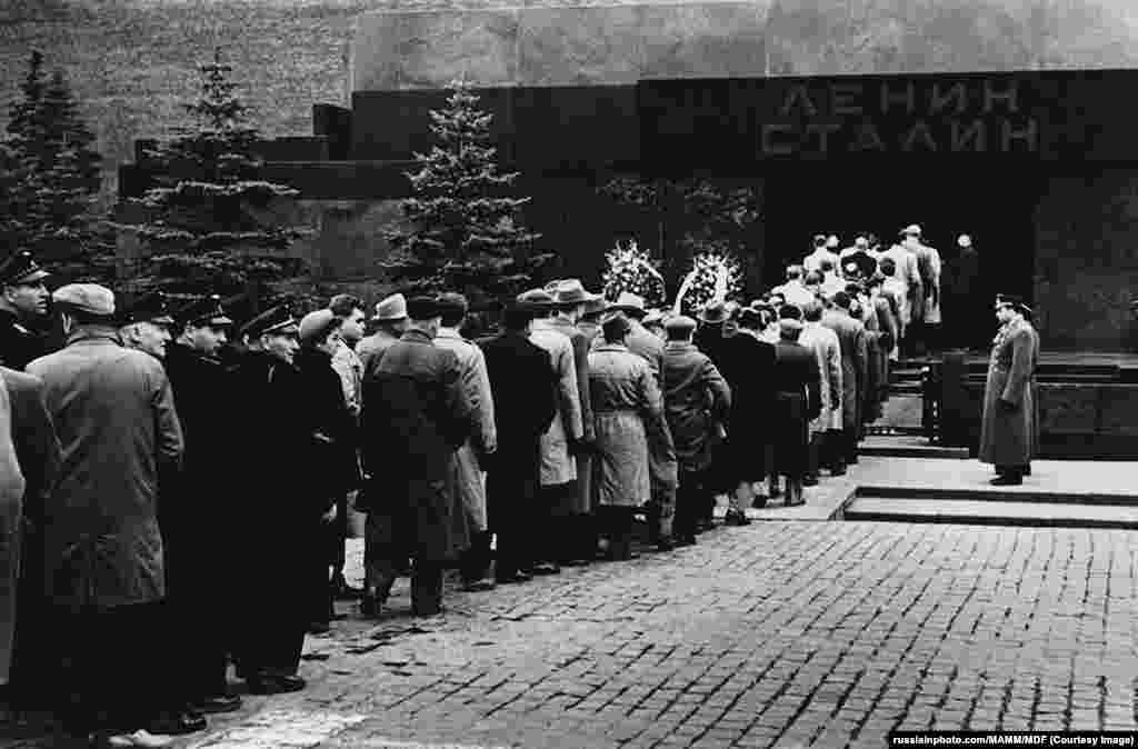 На фотографии 1958 года имена Ленина и Сталина у входа в мавзолей на Красной площади. В 1961 году, на фоне &laquo;десталинизации&raquo; и осуждения массовых убийств при Сталине, его тело было вынесено из мавзолея.