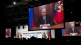 Президент России Владимир Путин по видеосвязи обращается к лидерам БРИКС, собравшимся на саммите в Йоханнесбурге. ЮАР, 22 августа 2023 года