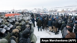 ОМОН разгоняет протестующих в городе Баймак, 17 января 2024 года