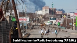 Ирпень: разбитые здания и эвакуация под обстрелами (фотогалерея)