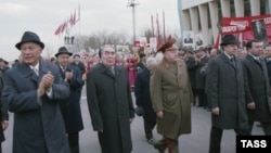 "Генеральный секретарь ЦК КПСС, Председатель Президиума Верховного Совета СССР товарищ Леонид Ильич Брежнев в аэропорту Ташкента. Он примет участие в торжествах, посвященных вручению Узбекской ССР ордена Ленина. Второй слева – первый секретарь ЦК Компартии Узбекской ССР Шараф Рашидов". Фотохроника ТАСС, 1982 год