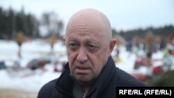 Основатель "ЧВК Вагнера" Евгений Пригожин на похоронах наемника, 24 декабря 2022 года
