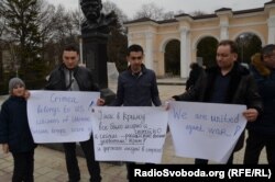 Жители города Симферополя проводят митинг против вторжения российских войск в Украину. 2 марта 2014 года.