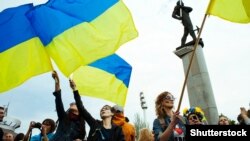 Жители Донецка на акции протеста против агрессии России в отношении Украины. Донецк, 28 апреля 2014 года