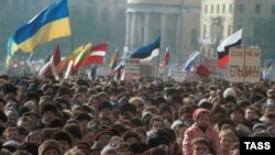 22 августа 1991 на митинге победы встал вопрос о том, какой флаг поднять над Домом правительства, то есть над новой демократической Россией