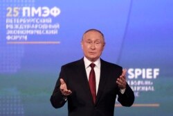 Владимир Путин выступает на Петербургском форуме 17 июня