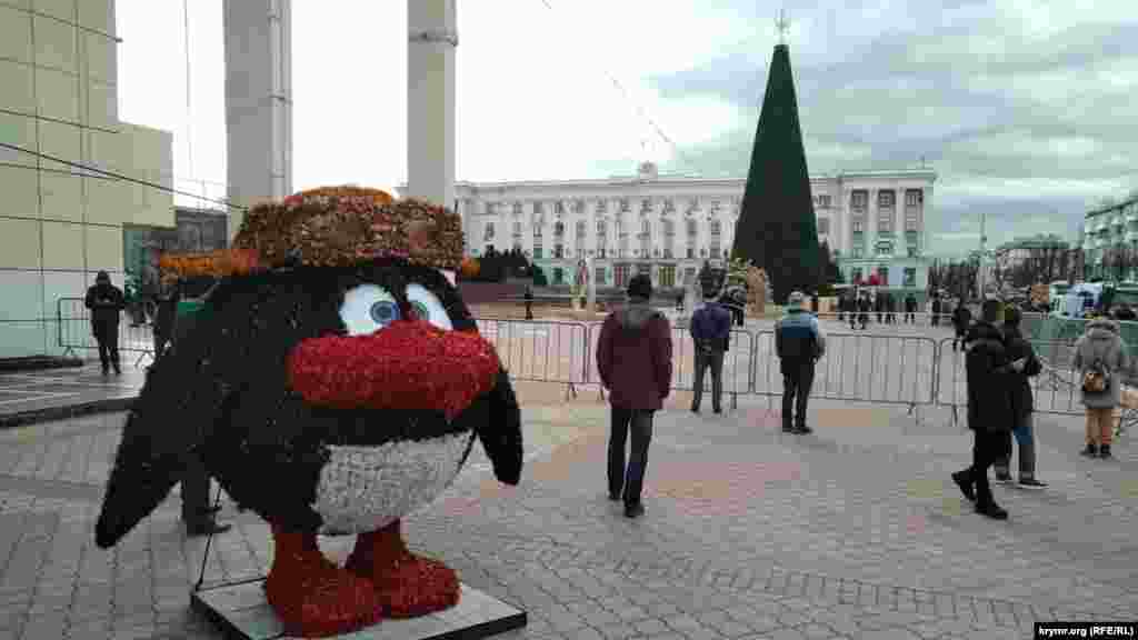 По состоянию на 16:00 по местному времени, в районе огражденной забором площади Ленина в Симферополе практически не осталось людей