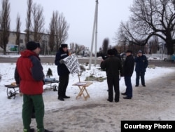 Полесск. Евгений Лабудин проводит пикет против загрязнения реки Деймы