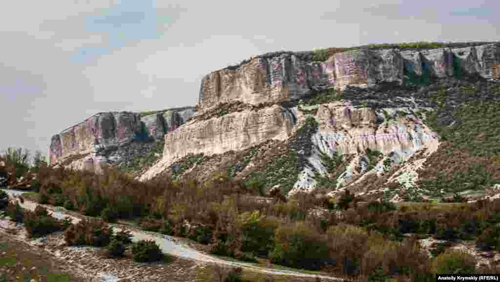 Спуск по известняковой дороге к поселку Куйбышево (до 1945 года – Албат)