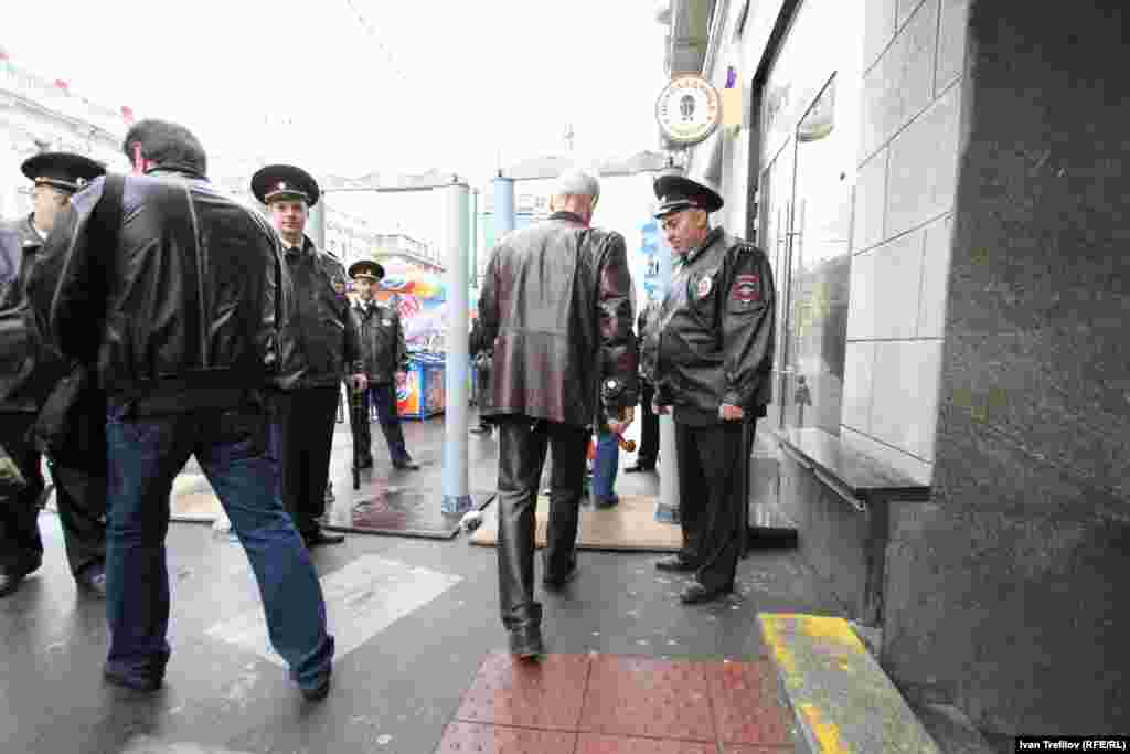 Праздник Москвы в &quot;день тишины&quot;. На Тверской в центр можно было пройти только через рамки металлодетекторов