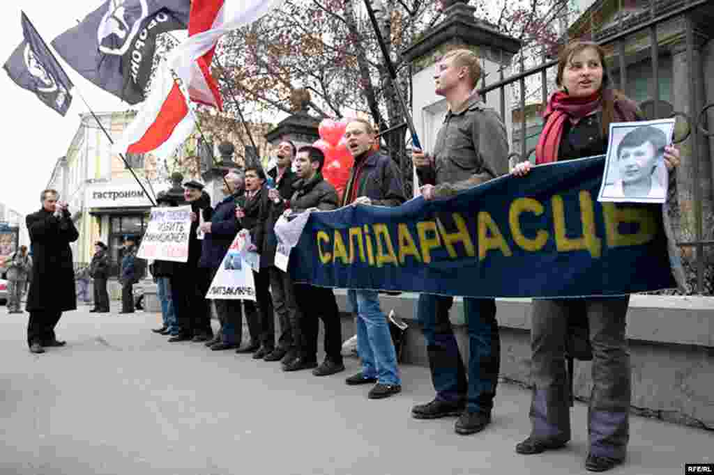 В пикете принимала участие не только молодежь...