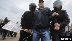 Полиция задерживает участника антикоррупционного митинга 12 июня в Санкт-Петербурге 