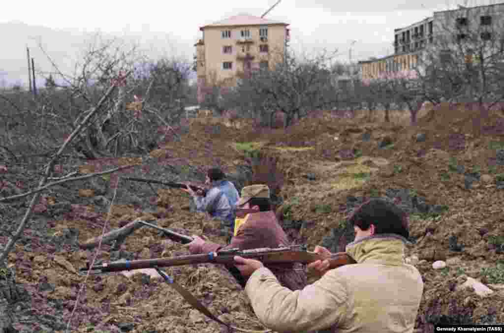 Осетины в окопах на окраине Цхинвали. Мужчины используют устаревшие российские винтовки Мосина-Нагана, впервые выпущенные в 1890-х годах. В течение 1991 года &laquo;лоскутное одеяло&raquo; грузинских и осетинских селений, из которых состоит Южная Осетия, раздиралось межэтническими убийствами и запугиваниями​ &nbsp; 