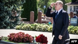 Владимир Путин у мемориала жертвам теракта в Беслане, 20 августа 2024 года