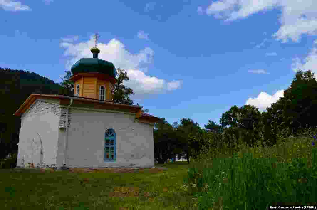 Южный Зеленчукский храм находится в центре городища. Одна из версий гласит, что его построила феодальная знать