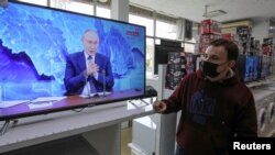 Трансляция пресс-конференции президента России Владимира Путина в одном из крымских торговых центров, 17 декабря 2020 года