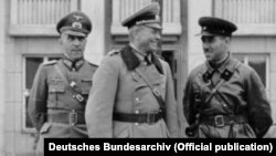 Совместный парад Вермахта и Красной армии в Бресте 22 сентября 1939 года. На трибуне (слева направо): генерал-лейтенант Мориц фон Викторин, генерал танковых войск Гейнц Гудериан и комбриг Семен Моисеевич Кривошеин