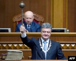 Петр Порошенко с президентской булавой в день инаугурации 7 июня 2014 года