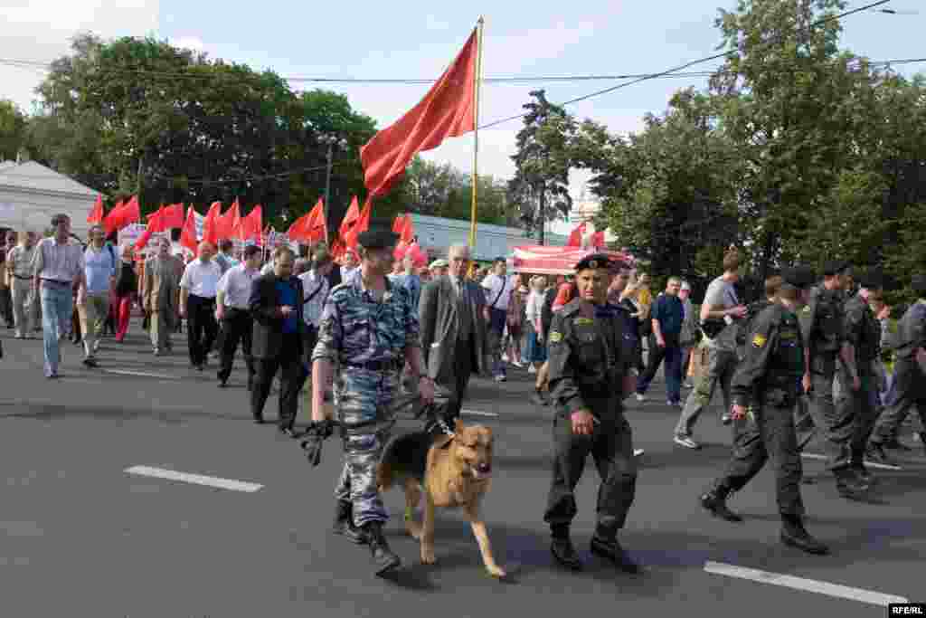 Под охраной милиции демонстранты направились в телевизионный центр "Останкино"