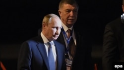 Владимир Путин сходит с самолета в Брисбене. 14 ноября