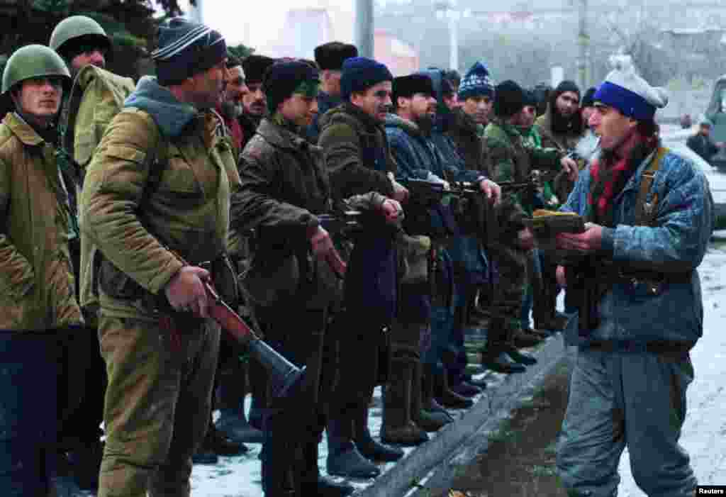 Чеченские добровольцы собираются на главной площади Грозного 17 декабря 1994 года, готовясь к обороне столицы республики в связи с приближением российских войск. Через пару недель федералы начали штурм Грозного, который&nbsp;стал наиболее противоречивым событием с точки зрения неоправданности потерь Грозный был практически полностью уничтожен ракетными обстрелами и бомбардировками &ndash; за пять недель боев, по разным оценкам, погибли около 27 тысяч мирных жителей. Редакция Кавказ.Реалии собрала монологи переживших эту трагедию.