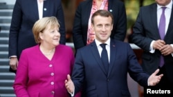 Emmanuel Macron (sağda) və Angela Merkel (Foto arxivdəndir)