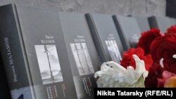 Цветы и книги в Чистом переулке