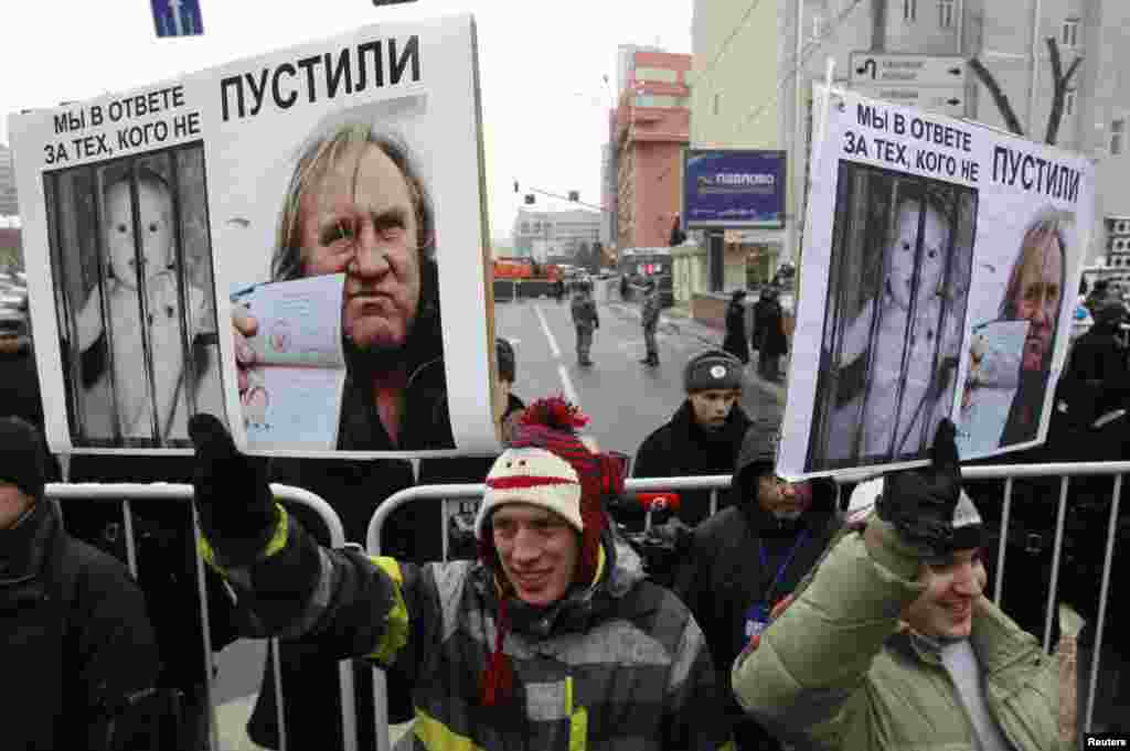 Жерар Депардье на плакатах участников марша