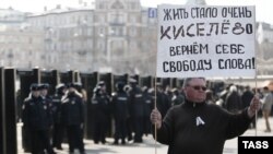 Москва. 13 апреля. Перед началом митинга в защиту свободы СМИ