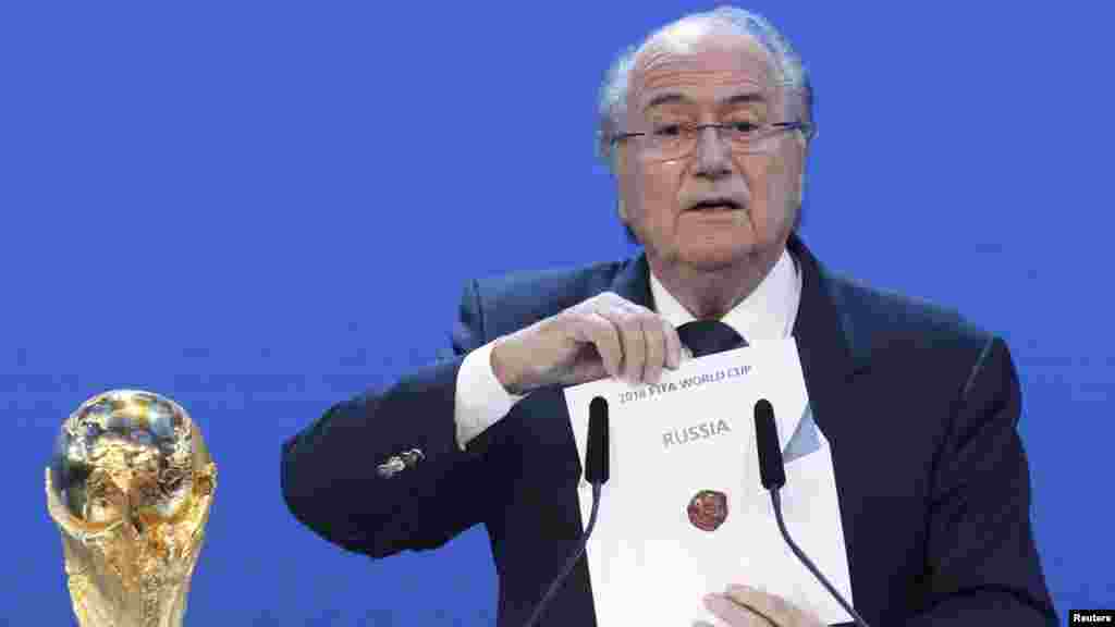 Блаттер на церемонии в декабре 2010 года объявляет Россию хозяйкой футбольного первенства в 2018 году