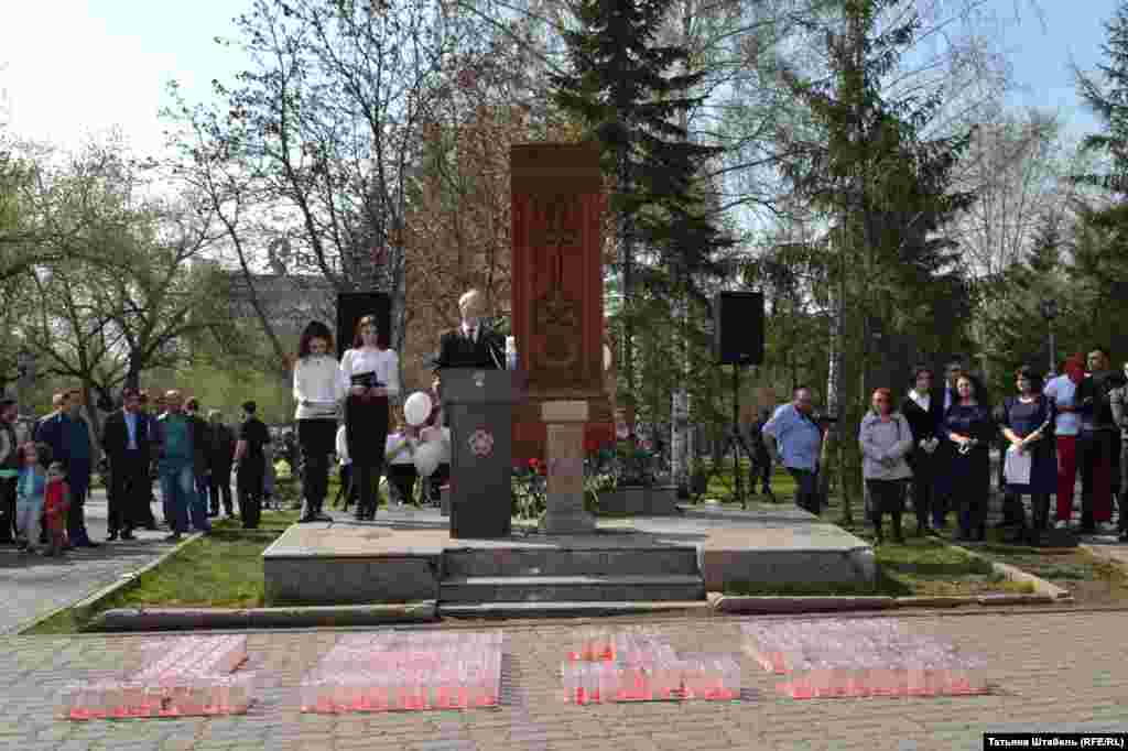 Памятный митинг в Новосибирске всегда проходит возле монумента &quot;Хачкар&quot;. Так называют традиционный для Армении вид архитектурного памятника или святыни с резным изображением креста, буквально &ndash; &quot;крест-камень&quot;.