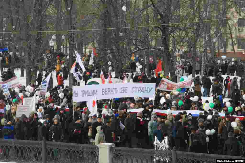 Russia -- Protesters gather with balloons and placards during a demonstration for fair elections in central Moscow, 04Feb2012