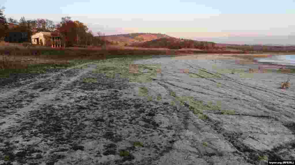 Обмелевшие берега водохранилища