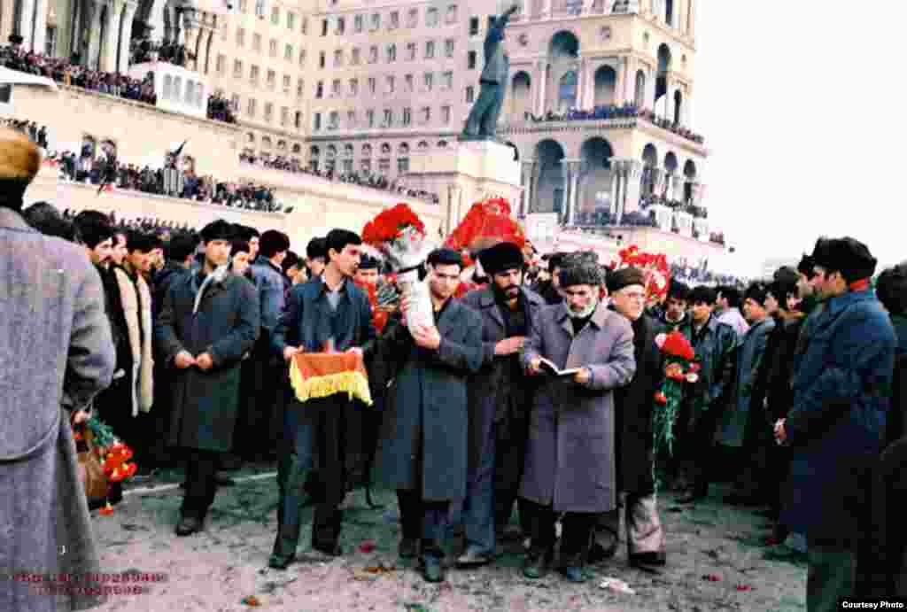 Траурная церемония на площади Азадлыг, Баку, январь 1990