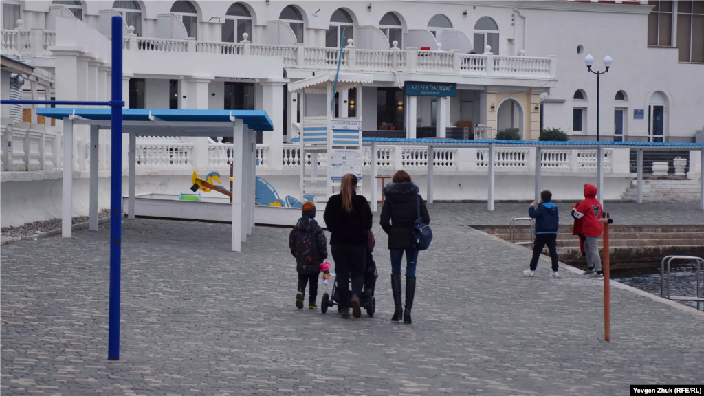 На расположенной в самом центре Севастополя набережной в любое время года прогуливаются люди