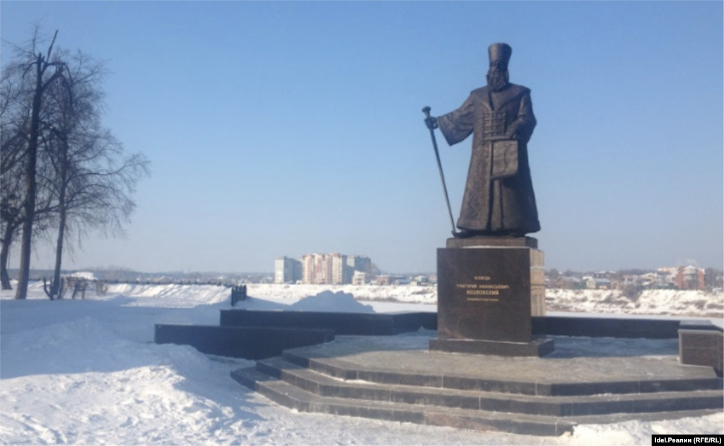 Туризм в городе с такой богатой историей и сохранившимися массивами исторической застройки &ndash; очевидное направление диверсификации экономики. Одно из важнейших направлений развития &ndash; туризм выходного дня, рассчитанный на визиты самарцев. Памятник основателю города воеводе Григорию Козловсвому.