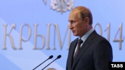 Президент России Владимир Путин во время выступления перед членами фракций политических партий Государственной думы РФ и федеральными министрами. Ялта, Крым, 14 августа 2014 года