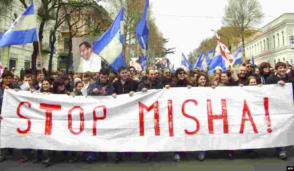 В Тбилиси десятки тысяч сторонников оппозиции вышли на митинг перед зданием парламента. Оппозиция требует отставки президента Грузии Михаила Саакашвили и заявляет, что акция протеста будет бессрочной