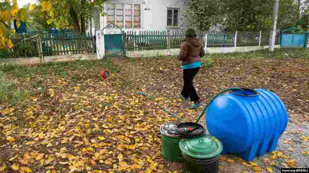 Накануне в Зеленогорское автоцистернами привезли воду, которой сельчане наполнили свои бочки и ведра. А потом, как эта жительница с улицы Ленина, с помощью погружного насоса воду перекачивают непосредственно в дом