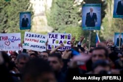 Плакаты на митинге НСДС против фальсификации выборов. На плакате слева написано «Тана, мы любим тебя!»