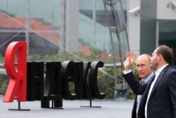 Президент России Владимир Путин и глава Яндекса Аркадий Волож. Сентябрь 2017 года