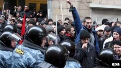 На протяжении всего митинга ОМОН сохранял бдительность и был готов подключиться в любую минуту