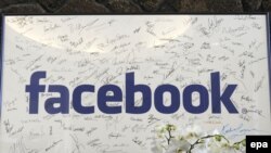 Подписи первых 200 работников Facebook на постере славы в лобби офиса Facebook Corporate, Калифорния, 4 января 2011