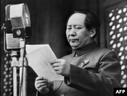 Mao Zedong Çin Xalq Respublikasının yaranmasını elan edir. 1949-cü il.