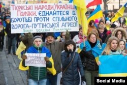 Акция в поддержку Украины. Второй слева в первом ряду – Рафис Кашапов, Польша, февраль 2015 года