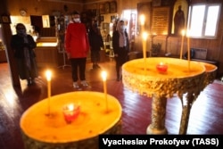 Верующие на службе в храме Воздвижения Креста Господня в Митине в период пандемии коронавируса