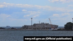 Судно обеспечения США USNS Yuma у причала Одесского порта